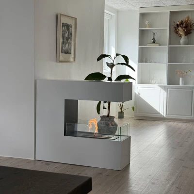 Topeka Wit - Vrijstaande bio-ethanol roomdivider  Witte vrijstaande biohaard met 2,5 liter brander. Brandtijd 7,5 uur. Maat: H: 90 x B: 100 x D: 30 cm