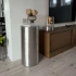ScandiFlames Dualis bio-ethanolhaard met een frame van geborsteld staal en cilindrisch veiligheidsglas.