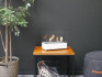 Witte tafel biohaard met een ingebouwde brander.